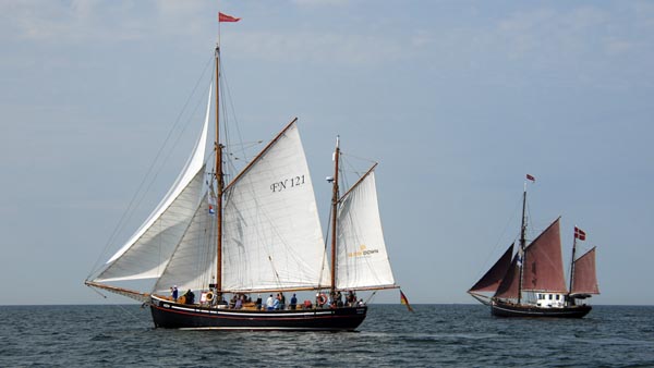 Hajkutter "Hansine" and "Ebba Aaen" just starting