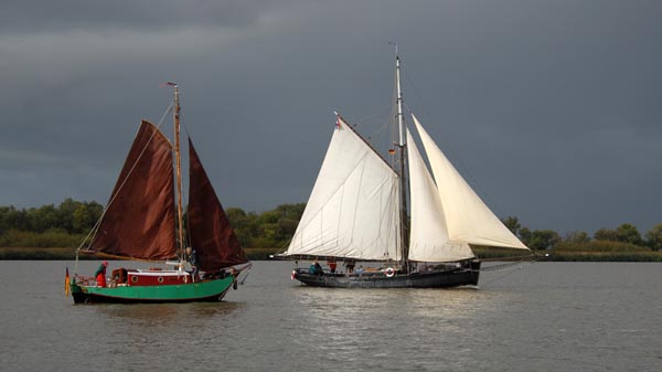 "Beagle" und "Elbe", vor dem Start wurde alles für den Regenschauer vorbereitet.