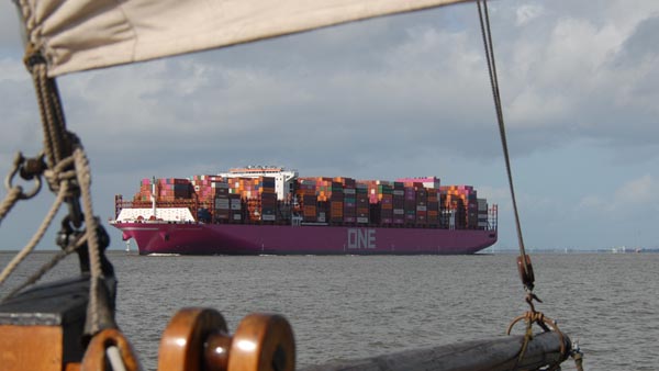 Containerschiff auf der Elbe, ein Tiefgang von mehr als 10 Metern ist in der Fahrrinne möglich.