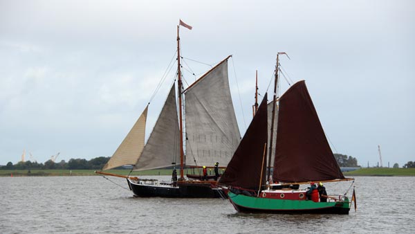 "Melpomene" und "Beagle", beide Schiffe sind an der Elbe beheimatet.