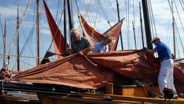 Hoisting sails in the harbour of Bodstedt